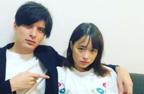 城田優さんと大原櫻子さんが肩を組む写真